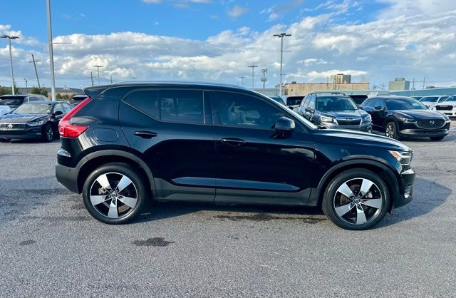 2019 Volvo XC40 Momentum photo 4