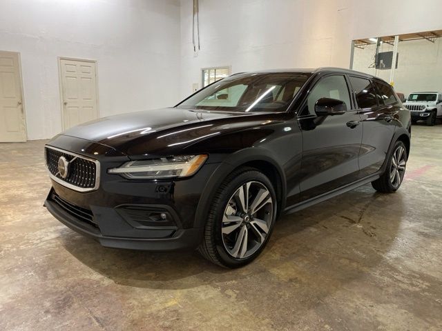 Onyx Black Metallic 2025 Volvo V60 Cross Country B5 Plus AWD Wagon All-Wheel Drive Automatic