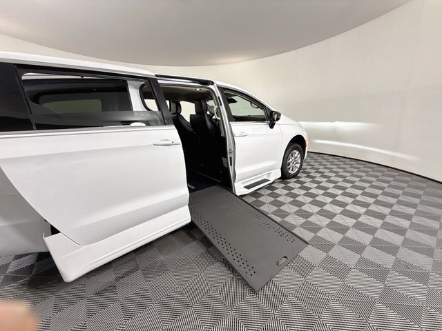 Used 2024 Chrysler Pacifica Van