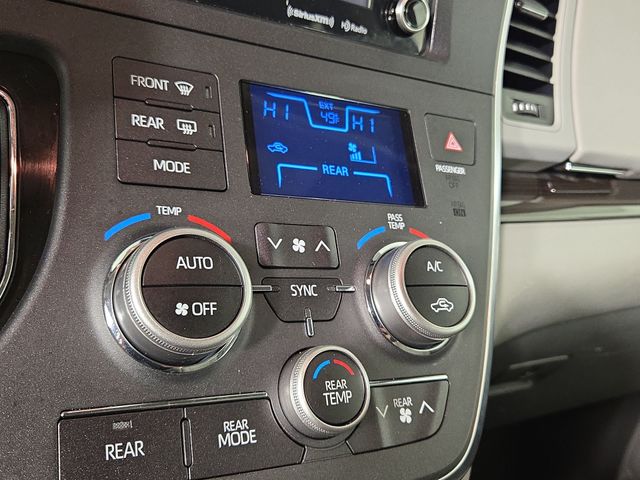 2019 Toyota Sienna XLE photo