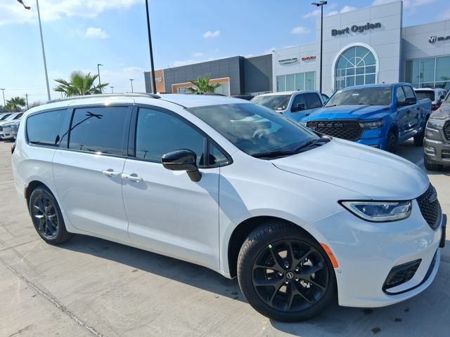 2026 Chrysler Pacifica Select's photo