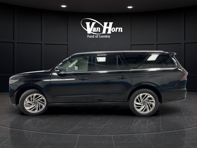 Used 2025 Infinite Black Metallic Clearcoat Lincoln Reserve image 4