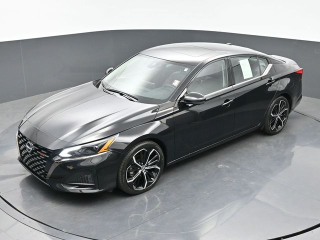 2024 Super Black Clearcoat Nissan Altima 2.0 SR FWD Sedan