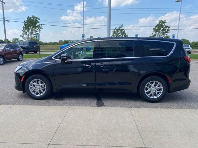 2027 Chrysler Pacifica Select - Diamond Black exterior view 8