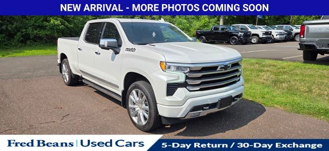 White (Iridescent Pearl Tricoat) 2024 Chevrolet Silverado 1500 Pickup Truck Four-Wheel Drive Automatic