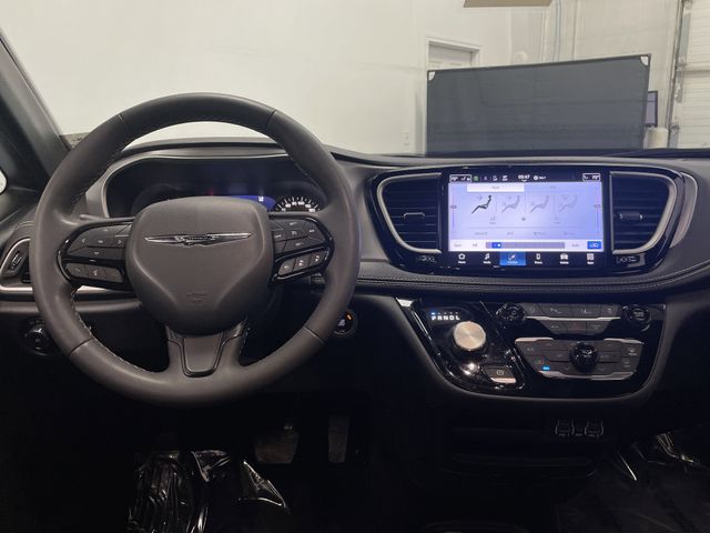 2023 Chrysler Pacifica Touring L photo