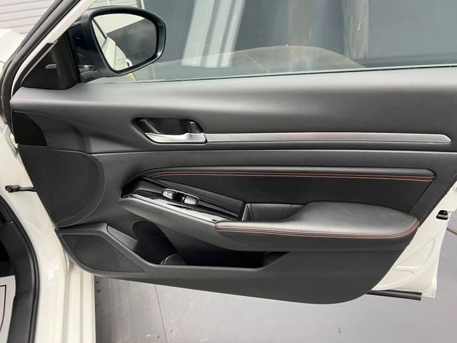 2023 Glacier White Nissan Altima 2.5 SR FWD Sedan