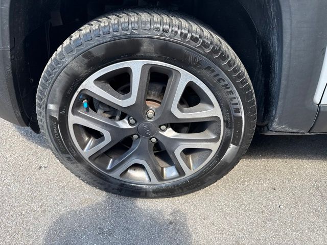 Used 2017 Silver Jeep Latitude image 9
