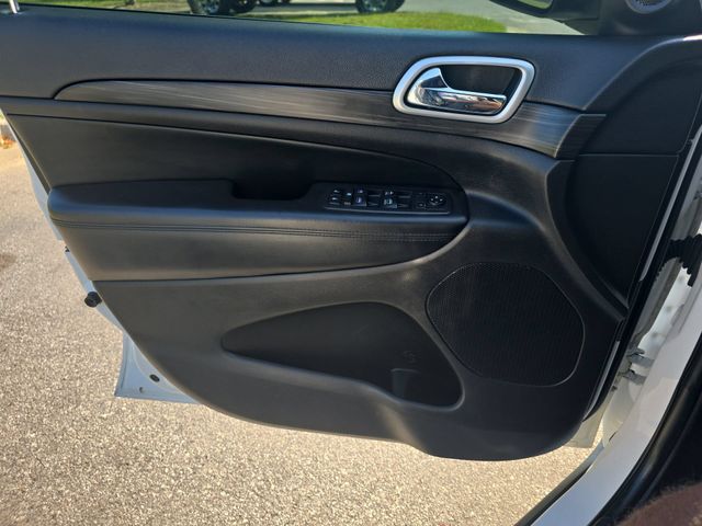 Used 2019 Bright White Clearcoat Jeep Laredo E image 27