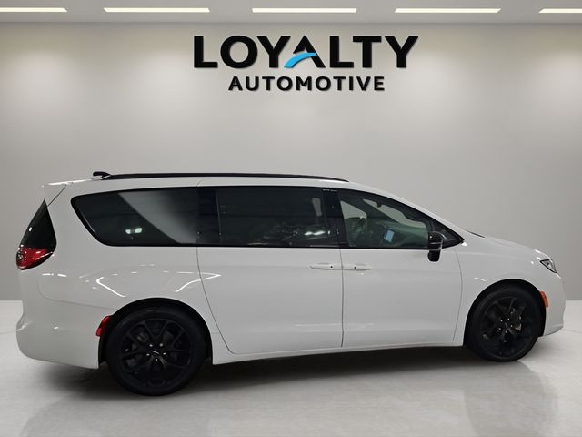 Used 2025 Chrysler Pacifica Van