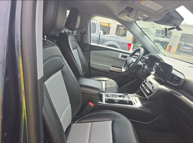 2023 Blue Metallic Ford Explorer XLT 4X4 SUV