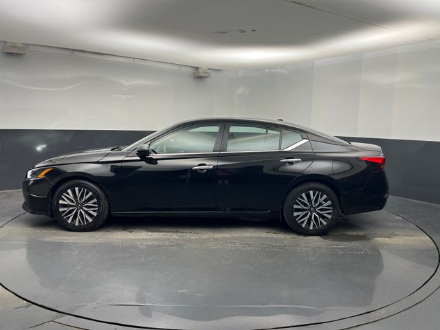 2024 Super Black Clearcoat Nissan Altima 2.5 SV FWD Sedan
