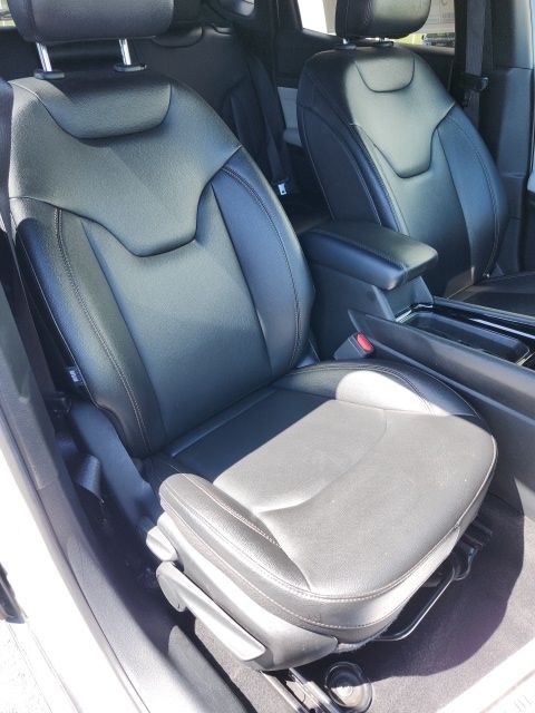 Used 2024 White/off-white Jeep Limited image 44