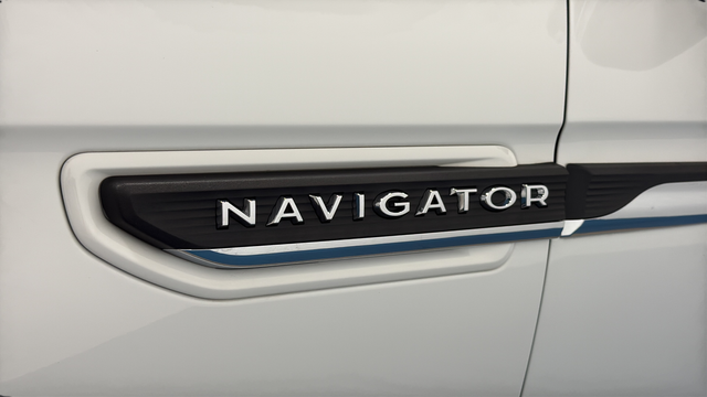 Used 2023 Pristine White Metallic Tri-Coat Lincoln Reserve image 47