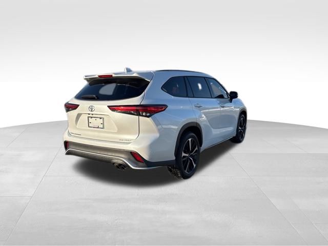 used 2022 Toyota Highlander car, priced at $31,899