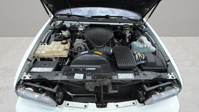 Used 1996 White Chevrolet Classic image 28