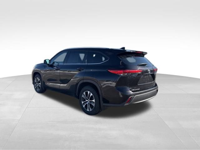 used 2021 Toyota Highlander car, priced at $28,899