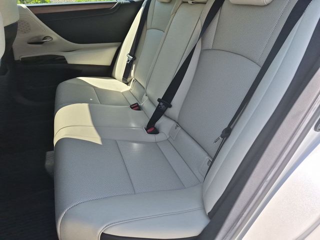 2025 Lexus ES - Image 27