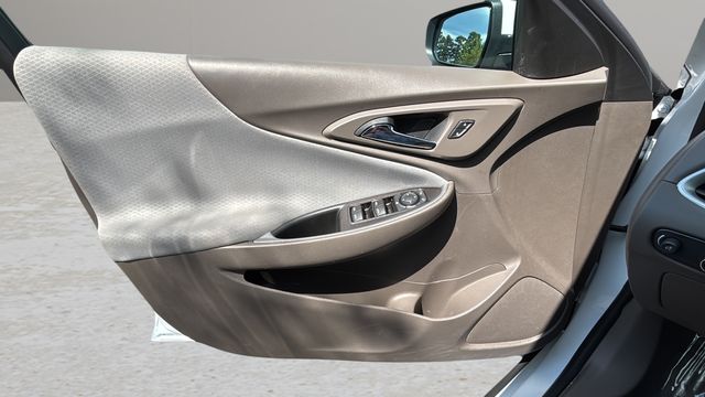 Used 2025 White Chevrolet LT image 17