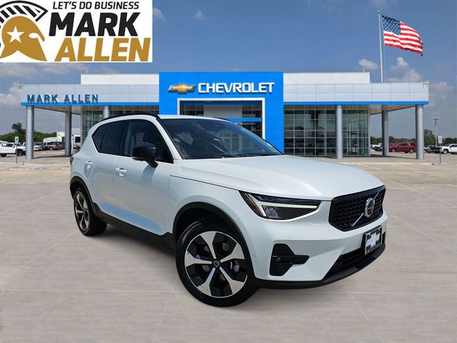 Crystal White Metallic 2023 Volvo XC40 SUV / Crossover Front-Wheel Drive Automatic