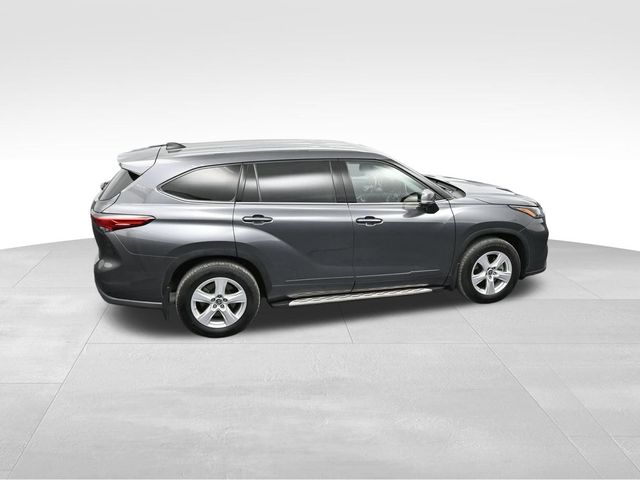 2022 Toyota Highlander LE 32