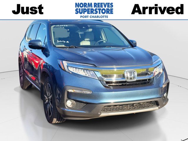 2022 Honda Pilot Touring FWD with Rear Captain's Chairs