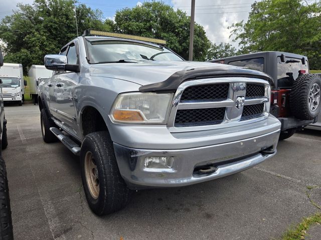 Bright Silver Metallic CC/Mineral Gray Met CC 2009 Dodge RAM 1500 SLT Quad Cab 4WD Pickup Truck Four-Wheel Drive 5-Speed Automatic