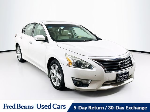 Pearl White 2014 Nissan Altima Sedan Front-Wheel Drive Continuously Variable Transmission