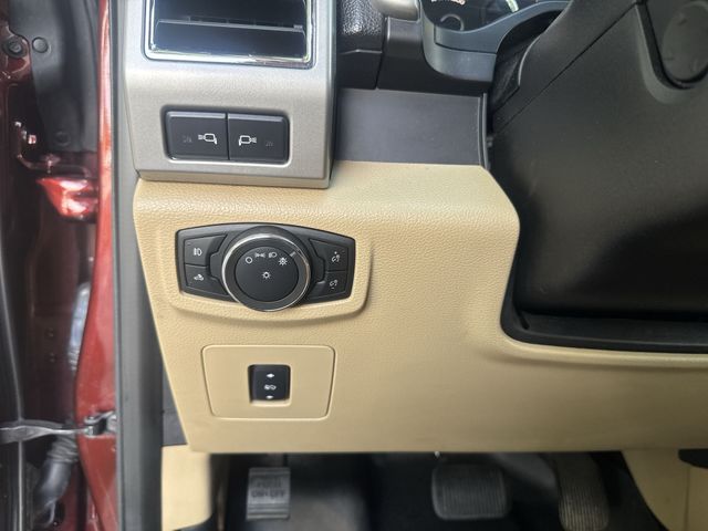 Used 2017  Ford Lariat image 26