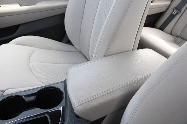 Used 2017 Black Hyundai Base image 16