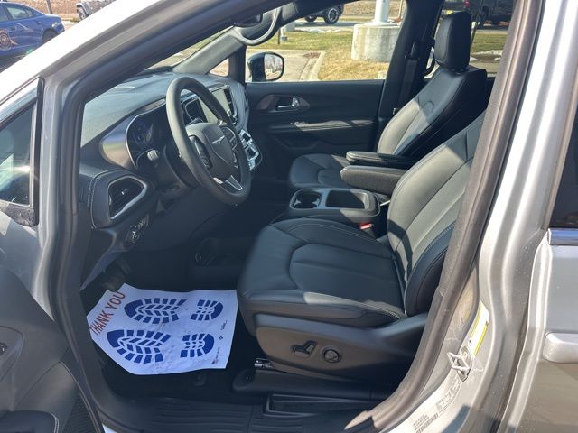 2026 Chrysler Pacifica Select - Silver Mist Clearcoat exterior view 9