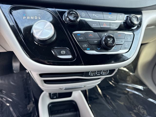 Used 2023 Chrysler Pacifica Van