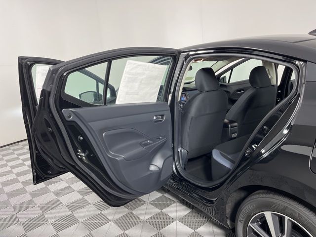2025 Super Black Metallic Nissan Versa 1.6 SV FWD Sedan