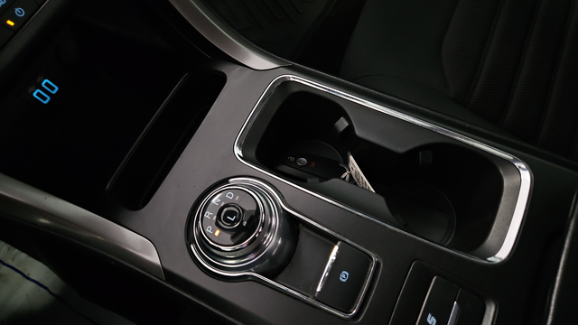 Used 2020 Oxford White Ford SE image 19