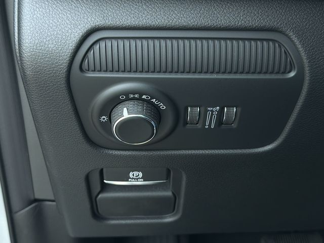 New 2026 Silver-Zynith Exterior Paint Jeep Limited Altitude image 29