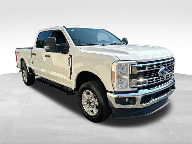 Oxford White 2026 Ford F-250 Super Duty Pickup Truck Four-Wheel Drive Automatic