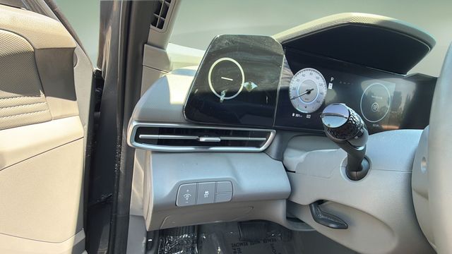 Used 2025 Gray Hyundai SEL Convenience image 22
