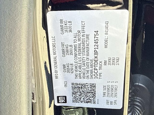 Used 2023 Black Chevrolet Z71 image 30