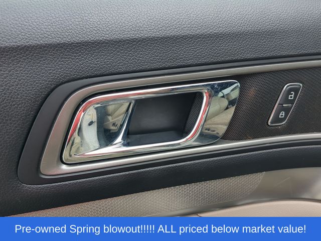 Used 2019 White Platinum Clearcoat Metallic Ford XLT image 21