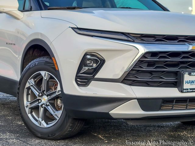 View vehicle photo 3