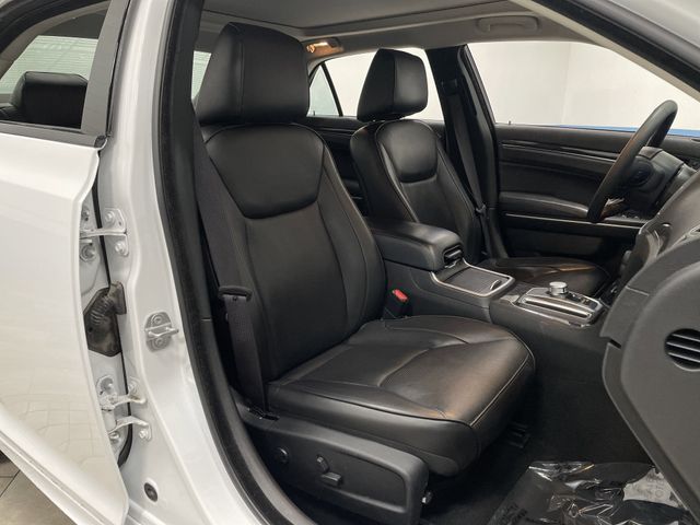 2023 Chrysler 300 Touring photo