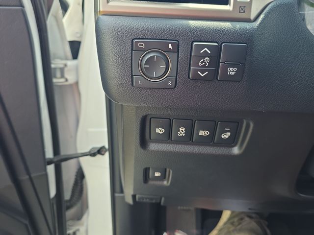 Used 2021  Lexus 460 image 28