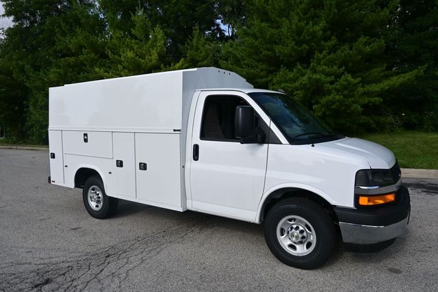 Summit White 2026 Chevrolet Express Chassis Van Rear-Wheel Drive 8-Speed Automatic