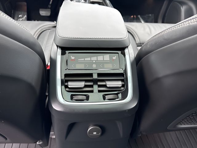 2025 Volvo XC90 T8 photo 8