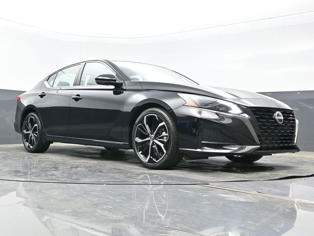 2024 Super Black Clearcoat Nissan Altima 2.0 SR FWD Sedan