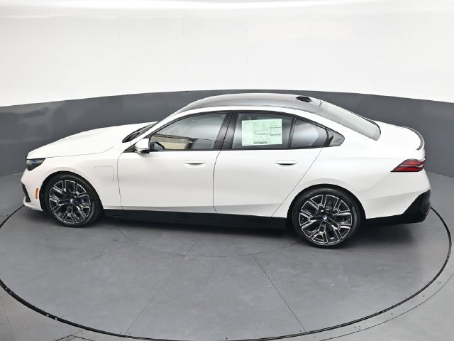 New 2027 White BMW 550e xDrive image 27