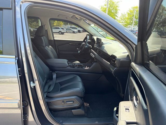 used 2025 Honda Pilot car, priced at $43,895