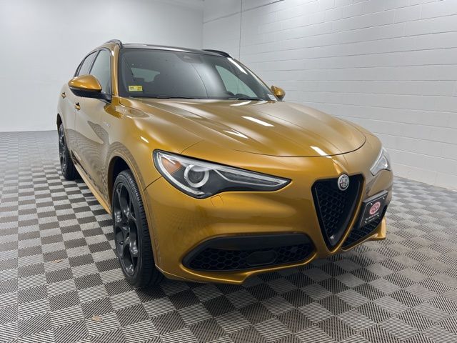 Ocra Gt Tri-Coat 2022 Alfa Romeo Stelvio Veloce AWD SUV / Crossover All-Wheel Drive 8-Speed Automatic