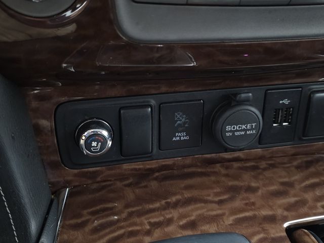Used 2019 White Nissan Platinum image 24