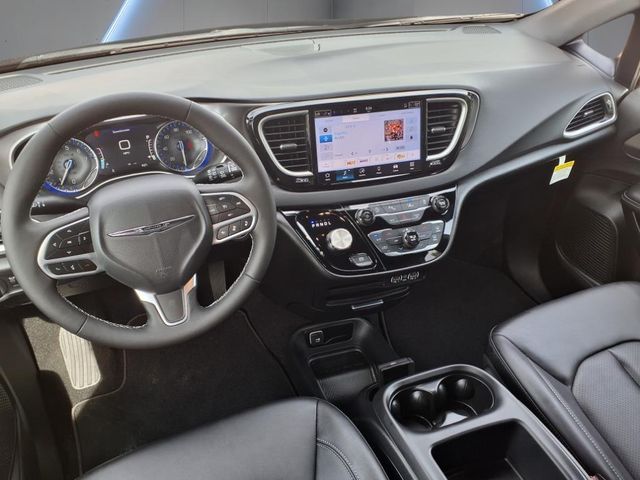 2025 Chrysler Voyager LX - Photo 11